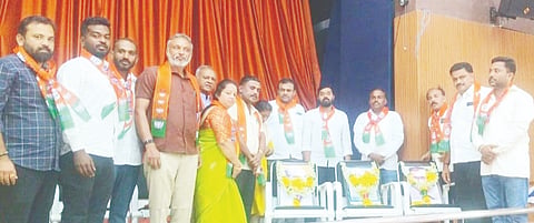 ಚಿಕ್ಕನಾಯಕನಹಳ್ಳಿಯ BJP ತೀನಂಶ್ರೀ ಭವನದಲ್ಲಿ ಹಮ್ಮಿಕೊಂಡಿದ್ದ ತಾಲೂಕು ಕಾರ್ಯಕಾರಿಣಿ ಸಭೆಯಲ್ಲಿ ಮಂಡಲದ ಪ್ರಧಾನ ಕಾರ್ಯದರ್ಶಿಗಳಾದ ಆಣೆಕಟ್ಟೆ ರಾಕೇಶ್​, ಮನು ಭಗತ್​, ಮಹಿಳಾ ಮೋರ್ಚಾ ಅಧ್ಯಕ್ಷೆ ಅನುಪಮಾ, ಯುವ ಮೋರ್ಚಾ ಅಧ್ಯಕ್ಷ ಶರತ್​ ಅರಳಿಕೆರೆ ಇದ್ದರು.
