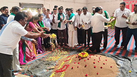  ಚಿಕ್ಕನಾಯಕನಹಳ್ಳಿಯಲ್ಲಿ ಶಾಸಕ ಸಿ.ಬಿ.ಸುರೇಶ್​ಬಾಬು ರಾಗಿ ರಾಶಿಗೆ ಪೂಜೆ ಸಲ್ಲಿಸುವ ಮೂಲಕ ರಾಗಿ ಖರೀದಿ ಕೇಂದ್ರ ಉದ್ಘಾಟಿಸಿದರು. ಜಿಲ್ಲಾ ವ್ಯವಸ್ಥಾಪಕ ತನ್ವಿರ್​ ನಿಟ್ಟೂರು, ಎಪಿಎಂಸಿ ವ್ಯವಸ್ಥಾಪಕ ನಾಗೇಂದ್ರಕುಮಾರ್​, ರೈತ ಮುಖಂಡರಾದ ತೋಂಟಾರಾದ್ಯ, ಆಹಾರ ಇಲಾಖೆ ಶಿರಸ್ತೆದಾರ್​ ಕಿರಣ್​ ಕುಮಾರ್​, ನಿರೀಕ್ಷಕ ಪ್ರಜ್ವಲ್​ ಇದ್ದರು.
