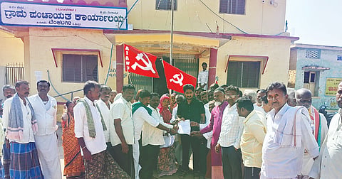 ಕೇಂದ್ರ ಸರ್ಕಾರ ಖಾತರಿಯೋಜನೆ ಸ್ವರೂಪ ಬದಲಿಸಲೆತ್ನಿಸುತ್ತಿರುವ ಕಾಯ್ದೆ ಹಿಂಪಡೆಯುವುದು ಸೇರಿ ವಿವಿಧ ಬೇಡಿಕೆ ಈಡೇರಿಸುವಂತೆ ಒತ್ತಾಯಿಸಿ ಕರ್ನಾಟಕ ಪ್ರಾಂತ ರೈತ ಸಂಘದ ದಾಸನಾಳ ಗ್ರಾಮ ಘಟಕದ ಸದಸ್ಯರು ಗಂಗಾವತಿ ತಾಲೂಕಿನ ವೆಂಕಟಗಿರಿ ಗ್ರಾಪಂ ಕಚೇರಿ ಮುಂದೆ  ಪ್ರತಿಭಟಿಸಿ,ಬೇಡಿಕೆ ಮನವಿಯನ್ನು ಪಿಡಿಒ ಕೃಷ್ಣರಿಗೆ ಮಂಗಳವಾರ ಸಲ್ಲಿಸಿದರು. ತಾಲೂಕಾಧ್ಯಕ್ಷ ಶ್ರೀನಿವಾಸ, ಕಾರ್ಯದರ್ಶಿ ಮುತ್ತಣ್ಣ ದಾಸನಾಳ್, ಪದಾಧಿಕಾರಿಗಳಾದ ಬಾಳಪ್ಪ ಹುಲಿಹೈದರ್, ಚಾಂದಬೀ, ನೂರಜಹಾನ್‌ಬೀ ಇತರರಿದ್ದರು.