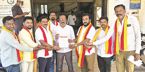 ಕೇರಳ ಸರ್ಕಾರದ ಕ್ರಮ ಖಂಡಿಸಿ ಕನ್ನಡ ಸೇನೆ ತಾಲೂಕು ಘಟಕದ ಪದಾಧಿಕಾರಿಗಳು ಗಂಗಾವತಿ ಗ್ರೇಡ್ 2 ತಹಸೀಲ್ದಾರ್ ಮಹಾಂತಗೌಡ ಗೌಡರ್‌ಗೆ ಮನವಿ ಸಲ್ಲಿಸಿದರು. ಜಿಲ್ಲಾಧ್ಯಕ್ಷ ಚನ್ನಬಸವ ಜೇಕಿನ್, ತಾಲೂಕಾಧ್ಯಕ್ಷ ಮಂಜುನಾಥ ಪತ್ತಾರ್,ಪದಾಧಿಕಾರಿಗಳಾದ ಆದಿಲ್ ಪಾಷಾ, ಆನಂದ ಸಂಗಾಪುರ ಇತರರಿದ್ದರು.
