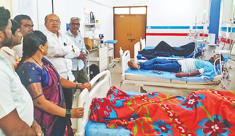 ಹಿರೇಕೆರೂರಿನ ತಾಲೂಕು ಸಾರ್ವಜನಿಕ ಸರ್ಕಾರಿ ಆಸ್ಪತೆಯ ಡಯಾಲಿಸಿಸ್ ಕೇಂದ್ರಕ್ಕೆ ಶಾಸಕ ಯು.ಬಿ. ಬಣಕಾರ ಭೇಟಿ ರೋಗಿಗಳ ಯೋಗ ಕ್ಷೇಮ ವಿಚಾರಿಸಿದರು. ಮಲ್ಲಿಕಾರ್ಜುನ ಬುರಡಿಕಟ್ಟಿ, ಸುರೇಶ ತಳವಾರ, ಡಾ.ಝಡ್.ಆರ್. ಮಕಾಂದಾರ, ಮುನ್ನಾ ಅಪರಂಜಿ ಇತರರಿದ್ದರು.