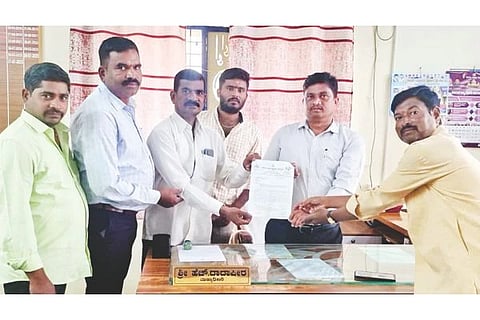 ಕೂಡ್ಲಿಗಿಯಲ್ಲಿ ಪಪಂ ಮುಖ್ಯಾಧಿಕಾರಿ ಎಚ್.ದಾದಾಪೀರ್‌ಗೆ ಕರವೇ ಪದಾಧಿಕಾರಿಗಳು ಮನವಿ ಸಲ್ಲಿಸಿದರು. ತಾಲೂಕು ಅಧ್ಯಕ್ಷ ಕಾಟೇರ ಹಾಲೇಶ, ಕೆ.ನಾಗರಾಜ, ಕೆ.ರಮೇಶ, ಪ್ರದೀಪ ಕುಮಾರ ಇತರರಿದ್ದರು.