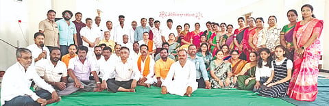 ಕೆಂಭಾವಿಯಲ್ಲಿ ಆರ್ಟ್​ ಆಫ್​ ಲಿವಿಂಗ್​ ಶನಿವಾರ ಏರ್ಪಡಿಸಿದ್ದ ಸಂತೋಷದ ಅನುಭೂತಿ ಕಾರ್ಯಕ್ರಮದ ಸಮಾರೋಪದಲ್ಲಿ ಶಿಲ್ಪಾ ಅವಂಟಿ, ಸಿದ್ದಮ್ಮ, ವಾಮನರಾವ ದೇಶಪಾಂಡೆ, ನರಸಿಂಹರಾವ ಕುಲಕರ್ಣಿ, ಡಿ.ಸಿ.ಪಾಟೀಲ, ಆಂಜನೇಯ, ವೆಂಗಮಾಂಬಾ ಇದ್ದರು.