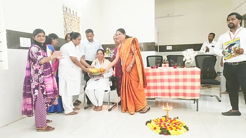 ಕೊಳ್ಳೇಗಾಳದ ಸರ್ಕಾರಿ ಉಪವಿಭಾಗ ಆಸ್ಪತ್ರೆಯಲ್ಲಿ ಮಂಗಳವಾರ ಆಯೋಜಿಸಿದ್ದ ವಿಶ್ವ ದಾದಿಯರ ದಿನಾಚರಣೆ ಕಾರ್ಯಕ್ರಮದಲ್ಲಿ ಎಲ್ಲ ದಾದಿಯರ ಪರವಾಗಿ ಶುಶ್ರೂಷಕ ಅಧಿಕ್ಷಕಿ ಡಾ.ರತಿ ಅವರನ್ನು ಸನ್ಮಾನಿಸಲಾಯಿತು. ಡಾ.ಬಸವರಾಜು, ಡಾ.ಕಾವ್ಯಾ, ಡಾ.ಚೇತನ್, ಅಭಿಲಾಶ್ ಇತರರು ಇದ್ದರು.