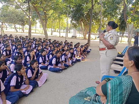 ಕುರುಗೋಡಿನ ಕೋಳೂರು ಗಾಂಧಿತತ್ವ ಆಧಾರಿತ ಬಾಲಕಿಯರ ಶಾಲೆಯಲ್ಲಿ ಪೊಲೀಸ್ ಇಲಾಖೆಯಿಂದ ಹಮ್ಮಿಕೊಂಡಿದ್ದ ತೆರೆದ ಮನೆ ಕಾರ್ಯಕ್ರಮದಲ್ಲಿ ಎಎಸ್‌ಐ ಕರಿಯಮ್ಮ ಮಾತನಾಡಿದರು. 