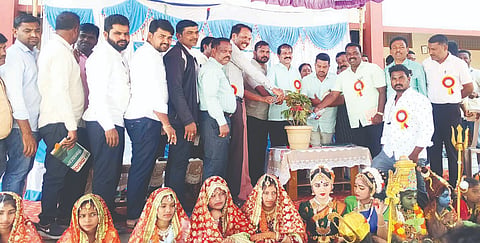 ಕುರುಗೋಡಿನಲ್ಲಿ ತಾಲೂಕು ಮಟ್ಟದ ಪ್ರತಿಭಾ ಕಾರಂಜಿ ಮತ್ತು ಕಲೋತ್ಸವ ಕಾರ್ಯಕ್ರಮವನ್ನು ಬಿಆರ್‌ಸಿ ಮನೋಹರ್ ಉದ್ಘಾಟಿಸಿದರು.