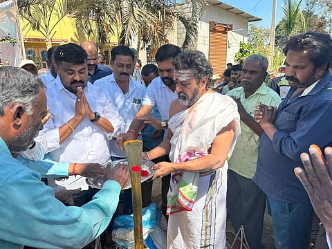 ಮುಳಬಾಗಿಲು Bhumi Puja ತಾಲೂಕು ದೊಡ್ಡಮಾದೇನಹಳ್ಳಿಯಿಂದ ವಿರುಪಾಕ್ಷಿ ಗ್ರಾಮದವರೆಗೂ 60 ಲಕ್ಷ ರೂ. ವೆಚ್ಚದಲ್ಲಿ ಸಿಸಿ ರಸ್ತೆ ಕಾಮಗಾರಿಗೆ ಶಾಸಕ ಸಮೃದ್ಧಿ ವಿ.ಮಂಜುನಾಥ್​ ಭೂಮಿಪೂಜೆ ನೆರವೇರಿಸಿದರು. ಎಪಿಎಂಸಿ ಮಾಜಿ ನಿರ್ದೇಶಕ ನಗವಾರ ಎನ್​.ಆರ್​. ಸತ್ಯಣ್ಣ, ಡಿಸಿಸಿ ಬ್ಯಾಂಕ್​ ನಿರ್ದೇಶಕ ವಿ. ರಘುಪತಿರೆಡ್ಡಿ ಇದ್ದರು.