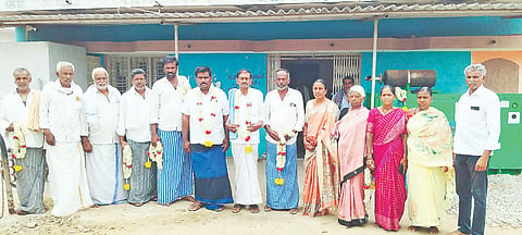  ಮಳವಳ್ಳಿ ತಾಲೂಕಿನ ರಾವಣಿ ಹಾಲು ಉತ್ಪಾದಕರ ಸಹಕಾರ ಸಂಘದ ಆಡಳಿತ ಮಂಡಳಿ ಅಧ್ಯಕ್ಷ ಸ್ಥಾನಕ್ಕೆ ಗುರುವಾರ ನಡೆದ ಚುನವಾವಣೆಯಲ್ಲಿ ಅವಿರೋಧವಾಗಿ ಆಯ್ಕೆಯಾದ ಮರಿಮಾದಯ್ಯ ಅವರನ್ನು ಸಂಘದ ನಿರ್ದೇಶಕರಾದ  ರಮೇಶ್, ಎಂ.ಎಲ್.ಬಸವರಾಜು, ಸುರೇಶ, ಕೆ.ಸಿ.ವೆಂಕಟೇಶ, ಎನ್.ಶೋಭಾ, ನಾಗಮ್ಮ, ಭಾರತಿ, ನಾಗಮ್ಮ, ಆರ್.ಕೆ.ನಾಗರಾಜು  ಅಭಿನಂದಿಸಿದರು