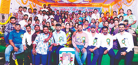  ಮಳವಳ್ಳಿ ತಾಲೂಕಿನ ಡಿ.ಹಲಸಹಳ್ಳಿ ಗ್ರಾಮದ ಶ್ರೀ ಬಸವೇಶ್ವರ ಪ್ರೌಢಶಾಲೆ ಆವರಣದಲ್ಲಿ ಮಂಗಳವಾರ ಹಿರಿಯ ವಿದ್ಯಾರ್ಥಿಗಳು ಹಮ್ಮಿಕೊಂಡಿದ್ದ ಗುರುಂವದನಾ ಕಾರ್ಯಕ್ರಮದಲ್ಲಿ  ನಿಧನರಾಗಿದ್ದ ಶಾಲೆಯ ನಿವೃತ್ತ ಶಿಕ್ಷಕ ಬಸವರಾಜು ಅವರ ಭಾವಚಿತ್ರಕ್ಕೆ ಪುಷ್ಪಾರ್ಷನೆ ಮಾಡುವ ಮೂಲಕ ಶ್ರದ್ಧಾಂಜಲಿ ಸಲ್ಲಿಸಲಾಯಿತು.