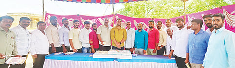 ಮಳವಳ್ಳಿ ಪಟ್ಟಣದ ಲಕ್ಷ್ಮೀ ನರಸಿಂಹಸ್ವಾಮಿ ದೇವಸ್ಥಾನದಲ್ಲಿ ಮಂಗಳವಾರ ತಾಲೂಕು ಕಾಂಗ್ರೆಸ್ ಸಮಿತಿ ವತಿಯಿಂದ ಶಾಸಕ ಪಿ.ಎಂ.ನರೇಂದ್ರಸ್ವಾಮಿ ಜನ್ಮದಿನ ಆಚರಿಸಲಾಯಿತು. ಯುವರಾಜ ನರೇಂದ್ರಸ್ವಾಮಿ, ಸಿ.ಪಿ.ರಾಜು, ದೊಡ್ಡಯ್ಯ, ಡಿ.ಕೃಷ್ಣೇಗೌಡ, ಆರ್. ಎನ್.ವಿಶ್ವಾಸ್,  ಲಿಂಗರಾಜು, ದೇವರಾಜು,  ಮಹದೇವು, ಶಾಂತರಾಜು,  ಶ್ರೀಕಾಂತ್, ಅಂಬರೀಶ್ ಇದ್ದರು. 