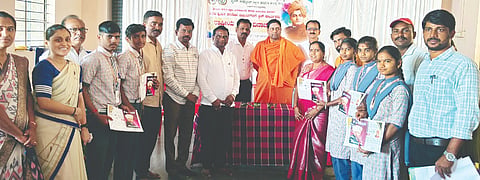 ಮಸ್ಕಿಯ ಗಚ್ಚಿನ ಹಿರೇಮಠದಲ್ಲಿ ರಾಷ್ಟ್ರೀಯ ಯುವ ದಿನ ಆಚರಿಸಲಾಯಿತು. ಗಚ್ಚಿನ ಹಿರೇಮಠದ ವರರುದ್ರಮುನಿ ಶಿವಾಚಾರ್ಯರು ಲಯನ್ಸ್ ಕ್ಲಬ್ ಅಧ್ಯಕ್ಷ ವೀರೇಶ ಹಿರೇಮಠ, ಗಂಗಾಧರ ಶಕ್ತಿನಗರ, ಯಮನೂರು ಕನ್ನಾರಿ, ರಂಗಯ್ಯ ಶ್ರೇಷ್ಠಿ ಇತರರಿದ್ದರು.
