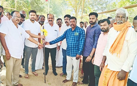  ತಾಲೂಕಿನ ದೇವರಸನಹಳ್ಳಿ ಗ್ರಾಮದಲ್ಲಿ ಅಚ್ಚುಕಟ್ಟು ಪ್ರದೇಶದ ರಸ್ತೆ ಅಭಿವೃದ್ಧಿಗೆ ಶಾಸಕ ದರ್ಶನ್ ಭೂಮಿ ಪೂಜೆ ನೆರವೇರಿಸಿದರು. ಕಾಡ ಅಧ್ಯಕ್ಷ ಮರಿಸ್ವಾಮಿ, ಉಪ್ಪಿನಹಳ್ಳಿ ಶಿವಣ್ಣ, ರಘು, ಮಂಜು ಇತರರು ಇದ್ದರು.