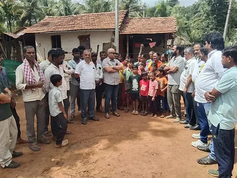 ಮುತ್ತಿನಕೊಪ್ಪ ಗ್ರಾಪಂ ಮರಾಠಿ ಕ್ಯಾಂಪ್ ಮತ್ತು ಚೌಡಿಕಟ್ಟೆ ಗ್ರಾಮದಲ್ಲಿ ಡಾ. ಕೆ.ಪಿ.ಅಂಶುಮಂತ್ ಮಕ್ಕಳ ಪಾಲಕರು ಹಾಗೂ ಗ್ರಾಮಸ್ಥರೊಂದಿಗೆ ಸಮಾಲೋಚನೆ ನಡೆಸಿದರು. ಇ.ಸಿ.ಜೋಯ್, ಬಿ.ಎಸ್.ಸುಬ್ರಹ್ಮಣ್ಯ, ಬಿ.ವಿ.ಉಪೇಂದ್ರ ಇತರರಿದ್ದರು.