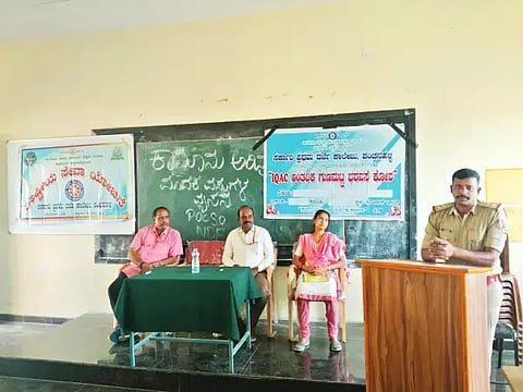 ಪಂಚನಹಳ್ಳಿ ಸರ್ಕಾರಿ ಪ್ರಥಮ ದರ್ಜೆ ಕಾಲೇಜಿನಲ್ಲಿ ಮಾದಕ ವಸ್ತು ವ್ಯಸನಮುಕ್ತ ಅರಿವಿನ ಬಗ್ಗೆ ಪಿಎಸ್‌ಐ ಮಂಜುನಾಥ್ ಮಾತನಾಡಿದರು. ದೇವಿರಯ್ಯ, ಮಹೇಂದ್ರ, ಲೀಲಾವತಿ ಇದ್ದರು.