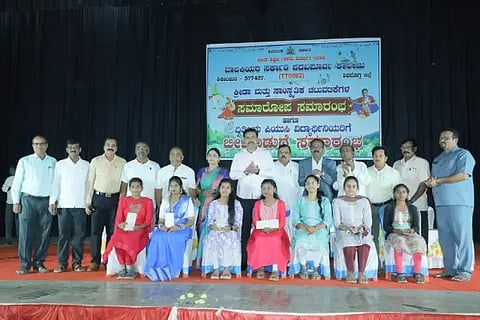 ಶಿಕಾರಿಪುರದ ಬಾಲಕಿಯರ ಸರ್ಕಾರಿ ಪದವಿಪೂರ್ವ ಕಾಲೇಜಿನ ಶೈಕ್ಷಣಿಕ ವರ್ಷದ ಕ್ರೀಡಾ ಮತ್ತು ಸಾಂಸ್ಕೃತಿಕ ಚಟುವಟಿಕೆ ಸಮಾರೋಪದಲ್ಲಿ ಪ್ರತಿಭಾವಂತ ವಿದ್ಯಾರ್ಥಿಗಳನ್ನು ಸನ್ಮಾನಿಸಲಾಯಿತು. ಬಿ.ವೈ.ವಿಜಯೇಂದ್ರ, ಸಿ.ಬಿ.ವೆಂಕಟೇಶ್, ಚಂದ್ರಪ್ಪ ಇತರರಿದ್ದರು.