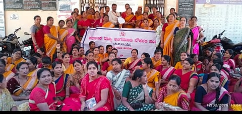 ಕೆಲಸಕ್ಕೆ ಸರಿಯಾದ ವೇತನ ನೀಡುವಂತೆ ಆಗ್ರಹಿಸಿ ಅಂಗನವಾಡಿ ಕಾರ್ಯಕರ್ತೆಯರು ಶಿಕಾರಿಪುರ ತಾಪಂ ಕಚೇರಿ ಎದುರು ಪ್ರತಿಭಟನೆ ನಡೆಸಿದರು. ಶೈಲಜಾ, ದೀಪಾ, ಅನಿತಾ, ಸುಮಿತ್ರಾ, ನೇತ್ರಾ, ನೀಲಮ್ಮ ಇತರರಿದ್ದರು. 