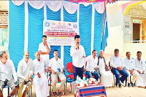 ಶಿಕಾರಿಪುರ ತಾಲೂಕಿನ ಜಕ್ಕಿನಕೊಪ್ಪ ಗ್ರಾಮದಲ್ಲಿ ಏರ್ಪಡಿಸಿದ್ದ ಎಸ್‌ಐಆರ್ ಪ್ರಗತಿ ಪರಿಶೀಲನೆ ಸಭೆಯಲ್ಲಿ ಸಂಸದ ಬಿ.ವೈ.ರಾಘವೇಂದ್ರ ಮಾತನಾಡಿದರು. ಕೆ.ಎಸ್.ಗುರುಮೂರ್ತಿ, ಮಹಾದೇವ್ ಪಾಟೀಲ್, ವೀರನಗೌಡ ಇತರರಿದ್ದರು.
