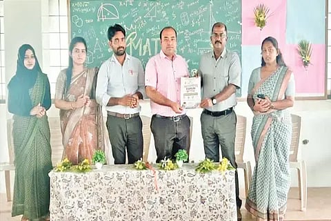 ಶಿಕಾರಿಪುರದ ಕುಮದ್ವತಿ ಪ್ರಥಮದರ್ಜೆ ಕಾಲೇಜಿನಲ್ಲಿ ಆಯೋಜಿಸಿದ್ದ ಗಣಿತ ಫೋರಂ ಉದ್ಘಾಟನೆ ಕಾರ್ಯಕ್ರಮದಲ್ಲಿ ಡಾ. ಕೆ.ಸಿ.ರವೀಂದ್ರ, ಕೋಟೋಜಿರಾವ್, ಅಭಿಲಾಷ್, ರಮ್ಯಾ ಇತರರಿದ್ದರು.