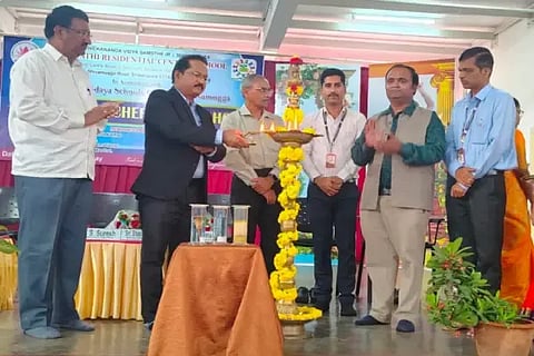 ಕುಮದ್ವತಿ ರೆಸಿಡೆನ್ಷಿಯಲ್ ಸೆಂಟ್ರಲ್ ಶಾಲೆಯಲ್ಲಿ ಆಯೋಜಿಸಿದ್ದ ಕಾರ್ಯಾಗಾರವನ್ನು ಪ್ರಾಚಾರ್ಯ ಡಾ. ಜಿ.ಎಸ್.ಶಿವಕುಮಾರ್ ಉದ್ಘಾಟಿಸಿದರು. ಶಶಿಧರ ಕುಲಕರ್ಣಿ, ಆರ್.ಎಸ್. ಸುರೇಶ್, ಆರ್.ಎಸ್.ಸುರೇಶ್ ಇತರರಿದ್ದರು.
