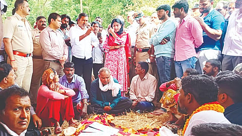 ಸಕಲೇಶಪುರ ತಾಲೂಕು ಮೂಗಲಿಯಲ್ಲಿ ಪ್ರತಿಭಟನಾಕಾರರ ಜತೆ ಶಾಸಕ ಸಿಮೆಂಟ್ ಮಂಜು ಚರ್ಚೆ ನಡೆಸಿದರು. ಲತಾ ಕುಮಾರಿ,  ಸೌರಭ್‌ಕುಮಾರ್, ಮಂಜುನಾಥ್, ಮೋಹನ್‌ಕುಮಾರ್,   ಮಾಲತೀಶ್, ಸುಪ್ರಿತಾ ಇತರರು ಇದ್ದರು.