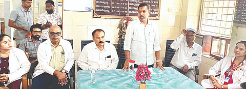 ಕ್ರಾಫರ್ಡ್ ಆಸ್ಪತ್ರೆಯಲ್ಲಿ ನೂತನವಾಗಿ ನಿರ್ಮಿಸಿರುವ ಐಸೋಲೆಷನ್ ವಾರ್ಡ್ ಉದ್ಘಾಟನಾ ಕಾರ್ಯಕ್ರಮದಲ್ಲಿ ಶಾಸಕ ಸಿಮೆಂಟ್ ಮಂಜು ಮಾತನಾಡಿದರು. ಯುವರಾಜ್, ಅರುಣ್‌ಕುಮಾರ್ ಡಾ.ವೆಂಕಟೇಶ್ ಇತರರು ಇದ್ದರು. 