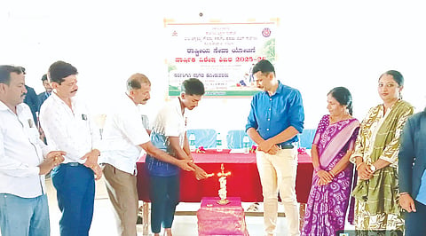 ಸೋಮವಾರಪೇಟೆ ತಾಲೂಕಿನ ಯಡೂರು ಬಿಟಿಸಿಜಿ ಸರ್ಕಾರಿ ಪದವಿ ಕಾಲೇಜಿನಲ್ಲಿ ಹಮ್ಮಿಕೊಂಡಿರುವ ಎನ್‌ಎಸ್‌ಎಸ್ ಶಿಬಿರವನ್ನು ಮಹೇಶ್ ಗುರಪ್ಪ ಉದ್ಘಾಟಿಸಿದರು. ಹರ್ಷ, ಶಿವಮೂರ್ತಿ, ಸುಶೀಲಾ, ರಾಜು ಇದ್ದರು.