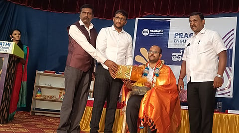 ವಿಜಯಪುರದ ಗಿರಿಜಾ ಶಂಕರ ಕಲ್ಯಾಣ ಮಂಟಪದಲ್ಲಿ ಪ್ರಗತಿ ಆಂಗ್ಲ ಪ್ರಾಥಮಿಕ ಪಾಠಶಾಲೆಯಿಂದ  ಏರ್ಪಡಿಸಲಾಗಿದ್ದ ಕಾರ್ಯಕ್ರಮದಲ್ಲಿ ಸುವೀಕ್ಷಾ ಆಸ್ಪತ್ರೆಯ ಮಕ್ಕಳ ತಜ್ಞ ಡಾ ಮಾಧವ್​ ರವರನ್ನು ಸನ್ಮಾನಿಸಲಾಯಿತು.ಪ್ರಗತಿ ಆಂಗ್ಲ ಪ್ರಾಥಮಿಕ ಶಾಲೆಯ ಮುಖ್ಯಶಿಕ್ಷಕ ಜೆ.ಎನ್​. ಪ್ರಕಾಶ್​, ಸಹ ಶಿಕ್ಷಕರಾದ ಎಚ್​. ಶಾಂತಮೂರ್ತಿ, ಶಿಕ್ಷಕಿಯರಾದ ಎಚ್​.ವಿ. ಆಶಾಲತಾ, ವೇದಾವತಿ, ಎಂ. ಪ್ರತಿಭಾ, ಪಿ.ಎಂ. ತನುಜಾ, ಮಹಾಲಕ್ಷಿ$್ಮ, ಎನ್​. ಪವಿತ್ರಾ ಇದ್ದರು.