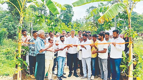 ತೋರ ಗ್ರಾಮದಲ್ಲಿ ನಿರ್ಮಿಸಿರುವ ರಸ್ತೆಯನ್ನು ಶಾಸಕ ಎ.ಎಸ್.ಪೊನ್ನಣ್ಣ ಉದ್ಘಾಟಿಸಿದರು. ಪಟ್ಟಡ ರಂಜಿ ಪೂಣಚ್ಚ, ಸೂರಜ್ ಹೊಸೂರು, ಪ್ರಶಾಂತ್, ಹನೀಫ್, ರಫೀಕ್, ಜಪ್ರಿ, ಮಂಜುನಾಥ್ ಇದ್ದರು.