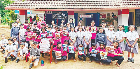 ಲಿಟಲ್ ಸ್ಕಾಲರ್ಸ್ ಅಕಾಡೆಮಿ ವತಿಯಿಂದ ಹೆಗ್ಗಳ ಗ್ರಾಮದ ಸರ್ಕಾರಿ ಕಿರಿಯ ಪ್ರಾಥಮಿಕ ಶಾಲೆಯ ವಿದ್ಯಾರ್ಥಿಗಳಿಗೆ ನೋಟ್‌ಬುಕ್ ವಿತರಿಸಲಾಯಿತು. ಪೂಜಾ ಸಜೇಶ್, ಕಮಲಮ್ಮ, ಕಮರುನ್ನಿಸ  ಇತರರು ಇದ್ದರು.