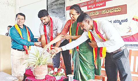ವಿರಾಜಪೇಟೆ ಸರ್ಕಾರಿ ಪ್ರಥಮ ದರ್ಜೆ ಕಾಲೇಜಿನಲ್ಲಿ ಆಯೋಜಿಸಿದ್ದ ಕರುನಾಡ ಸಂಭ್ರಮ ಲೇಖಕರೊಂದಿಗೆ ಸಂವಾದ ಕಾರ್ಯಕ್ರಮವನ್ನು ಗಣ್ಯರು ಉದ್ಘಾಟಿಸಿದರು. ಗಣೇಶ್ ನಿಲುವಾಗಿಲು , ಪ್ರೊ.ಡಿ.ಕೆ.ಸರಸ್ವತಿ , ಪ್ರೊ.ಕೆ.ಬಸವರಾಜು , ಡಾ.ಡಿ.ಪ್ರಭು ಇದ್ದರು.