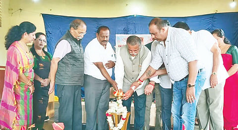 ತ್ರಿವೇಣಿ ಶಾಲೆಯಲ್ಲಿ ಶೈಕ್ಷಣಿಕ ಸಾಧಕ ವಿದ್ಯಾರ್ಥಿಗಳಿಗೆ ಸನ್ಮಾನ ಹಾಗೂ ವಿದ್ಯಾರ್ಥಿ ಸಂಘದ ಉದ್ಘಾಟನ ಸಮಾರಂಭ ನಡೆಯಿತು. ಮುಲ್ಲೇಂಗಡ ಕಿಟ್ಟು ಕುಟ್ಟಪ್ಪ, ಕಾಣತಂಡ ಜಗದೀಶ್, ಮಚರ್ಂಡ ಗಣೇಶ್, ಪಟ್ಟಡ ಮೋಹನ್, ಮಾಳೇಟೀರ ಸ್ವಾತಿ, ಕುಂಡ್ರಂಡ ಶಿಲ್ಪ ಇದ್ದರು.