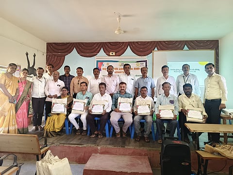 ಯಾದಗಿರಿಯಲ್ಲಿ ಸೋಮವಾರ ಆಯೋಜಿಸಿದ್ದ ಜಿಲ್ಲಾ ಮಟ್ಟದ ಗಣಿತ ವಿಚಾರ ಸಂಕಿರಣದಲ್ಲಿ ಗಣಿತ ವಿಷಯ ಸಾಧಕರನ್ನು ಡಿಡಿಪಿಐ ಸಿ.ಎಸ್​.ಮುಧೋಳ ಸನ್ಮಾನಿಸಿದರು. ರಂಗನಾಥ, ವೆಂಕಟರೆಡ್ಡಿ, ಮಂಜುನಾಥ ಗುರುಸುಣಿಗಿ, ಪ್ರದಿಪರೆಡ್ಡಿ ಇತರರಿದ್ದರು.