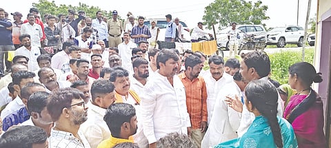ಸುರಪುರ ತಾಲೂಕಿನ ಶಖಾಪುರ ಎಸ್‌ಎಚ್ ಗ್ರಾಮಕ್ಕೆ ಗುರುವಾರ ಮಾಜಿ ಸಚಿವ ರಾಜುಗೌಡ ಭೇಟಿ ನೀಡಿ ಹ¯್ಲೆಗೊಳಗಾದ ಕುಟುಂಬದವರಿಗೆ ಸಾಂತ್ವನ ಹೇಳಿದರು. ಮೇಲಪ್ಪ ಗುಳಗಿ, ರಾಜಾ ಮುಕುಂದ ನಾಯಕ, ವೇಣುಗೋಪಾಲ ನಾಯಕ ಜೇವರ್ಗಿ, ದೇವರಾಜ ಮಕಾಶಿ, ಸೋಮನಾಥ ಡೊಣ್ಣಿಗೇರಾ ಇತರರಿದ್ದರು.