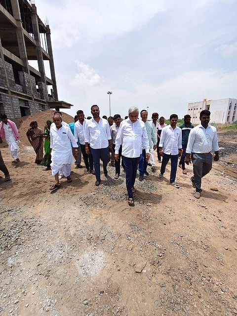 ಶಹಾಪುರ ತಾಲೂಕಿನ ಸಗರದಲ್ಲಿ ನಿರ್ಮಾಣಗೊಳ್ಳುತ್ತಿರುವ ವಿದ್ಯಾರ್ಥಿ ನಿಲಯದ ಕಾಮಗಾರಿಯನ್ನು ಶನಿವಾರ ಶಾಸಕ ಶರಣಬಸಪ್ಪ ದರ್ಶನಾಪುರ ಪರಿಶೀಲಿಸಿದರು. ಶಿವಮಂತಪ್ಪ ಸಾಹು, ಬಸ್ಸುಗೌಡ ಬಿಲ್ಹಾರ ಇತರರಿದ್ದರು.