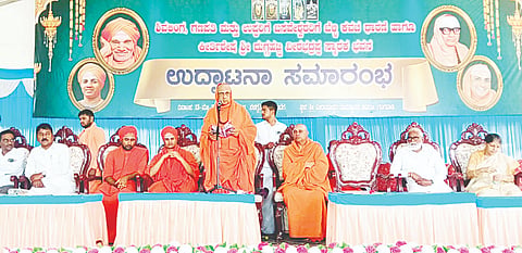 ಯಳಂದೂರು ಸಮೀಪದ ಗಂಗವಾಡಿ ಗ್ರಾಮದ ಶ್ರೀವೀರಭದ್ರೇಶ್ವರ ದೇಗುಲದ ಆವರಣದಲ್ಲಿ ಹಮ್ಮಿಕೊಂಡಿದ್ದ ಶಿವಲಿಂಗ, ಗಣಪತಿ ಮತ್ತು ಉಪ್ಪರಿಗೆ ಬಸವೇಶ್ವರರ ಬೆಳ್ಳಿ ಕವಚ ಧಾರಣೆ ಹಾಗೂ ಕೀರ್ತಿಶೇಷ ಶ್ರೀ ದುಗ್ಗಹಟ್ಟಿ ವೀರಭದ್ರಪ್ಪ ಸ್ಮಾರಕ ಭವನ ಉದ್ಘಾಟನಾ ಸಮಾರಂಭದಲ್ಲಿ ಸುತ್ತೂರು ಮಠದ ಶಿವರಾತ್ರಿ ದೇಶಿಕೇಂದ್ರ ಸ್ವಾಮಿಜಿ ಮಾತನಾಡಿದರು.