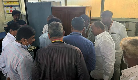 ಯಳಂದೂರು ಪಟ್ಟಣದ ಸಾರ್ವಜನಿಕ ಆಸ್ಪತ್ರೆಯಲ್ಲಿ ಯರಿಯೂರು ಗ್ರಾಮದಲ್ಲಿ ಗಾಯಗೊಂಡ ವ್ಯಕ್ತಿಯನ್ನು ಚಾಮರಾಜನಗರ ಶಾಸಕ ಸಿ. ಪುಟ್ಟರಂಗಶೆಟ್ಟಿ ತಮ್ಮ ಕಾರಿನಲ್ಲಿ ಕರೆತಂದು ಚಿಕಿತ್ಸೆ ಕೊಡಿಸುತ್ತಿರುವುದು