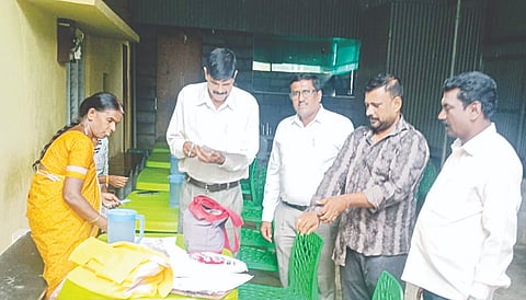 ಯಳಂದೂರು ಪಟ್ಟಣದಲ್ಲಿ ಸೋಮವಾರ ಎಸ್‌ಐಆರ್ ಪ್ರಕ್ರಿಯೆಯಲ್ಲಿ ಮುಖ್ಯಾಧಿಕಾರಿ ಎಂ.ಪಿ. ಮಹೇಶ್‌ಕುಮಾರ್ ಭಾಗವಹಿಸಿದ್ದರು.  ಜಿಲ್ಲಾ ನಗರಾಭಿವೃದ್ದಿ ಕೋಶದ ಎಇಇ ರಾಮಚಂದ್ರು ಇತರರು ಇದ್ದರು. 