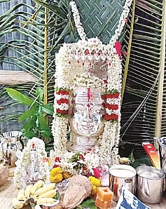 ಯಳಂದೂರು ತಾಲೂಕಿನ ಕಂದಹಳ್ಳಿ ಗ್ರಾಮದಲ್ಲಿರುವ ಕಂದಹಳ್ಳಿ ಮಹದೇಶ್ವರ ಸ್ವಾಮಿಗೆ ಭಕ್ತರೊಬ್ಬರು ನೀಡಿರುವ ಬೆಳ್ಳಿ ಕವಚ.