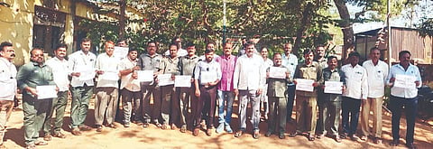 ಯಲಬುರ್ಗಾ ಜೆಸ್ಕಾಂ ಕಚೇರಿ ಆವರಣದಲ್ಲಿ ಕರ್ನಾಟಕ ವಿದ್ಯುತ್ ಪ್ರಸರಣಾ ನೌಕರರ ಸಂಘ ಗುರುವಾರ ಸಾಂಕೇತಿಕ ಮುಷ್ಕರ ನಡೆಯಿತು. ಪ್ರಮುಖರಾದ ಮಹ್ಮದ್ ಖಲೀಮುದ್ದೀನ್, ಶಿವಕುಮಾರ, ರವಿ ಟೆಂಗಿನಕಾಯಿ, ಅಮರೇಶರಡ್ಡಿ, ಮಹೇಶ ಹುಬ್ಬಳ್ಳಿ, ಸುರೇಶ, ವೀರೇಶ, ಸಿದ್ದಲಿಂಗೇಶ್ವರ, ಮಂಜು ಗಿರಡ್ಡಿ ಇತರರಿದ್ದರು.
