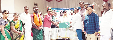 ಹಗರಿಬೊಮ್ಮನಹಳ್ಳಿಯಲ್ಲಿ ಯೋಗ, ಪ್ರಾಣಾಯಾಮ ತರಬೇತಿ ಶಿಬಿರದ ಸಮಾರೋಪ ಸಮಾರಂಭದಲ್ಲಿ ಆನಂದ ಯೋಗಾಶ್ರಮದ ಯೋಗಗುರು ಮಂಜುನಾಥ ಗುರೂಜಿಯನ್ನು ಸನ್ಮಾನಿಸಲಾಯಿತು. ನಿವೃತ್ತ ಎಎಸ್‌ಐ ಮಲ್ಲಪ್ಪ, ಪ್ರಮುಖರಾದ ಬುಡ್ಡಿ ಬಸವರಾಜ್, ಕೂಡಿಹಳ್ಳಿ ಮಂಜುನಾಥ, ವೀರೇಶ್, ಅಹ್ಮದ್, ಹೊಸಮನೆ ಮಂಜುನಾಥ್, ಶಿವಪ್ಪ, ವೀರಭದ್ರಯ್ಯ ಇತರರಿದ್ದರು.