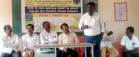ಹಗರಿಬೊಮ್ಮನಹಳ್ಳಿ ಸರ್ಕಾರಿ ಆದರ್ಶ ವಿದ್ಯಾಲಯದಲ್ಲಿ ಸಾಮಾಜಿಕ ಪರಿಶೋಧನೆ ಸಭೆಯಲ್ಲಿ ಬಿಇಒ ಎಂ.ಪ್ರಭಾಕರ ಮಾತನಾಡಿದರು. 