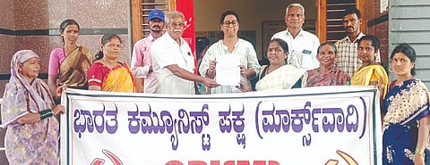 ಎಲ್‌ಪಿಜಿ ಸಿಲಿಂಡರ್‌ಗಳು ಕಾಳಸಂತೆಯಲ್ಲಿ ಮಾರಾಟ ಹಾಗೂ ಹೆಚ್ಚುವರಿ ಹಣ ವಸೂಲಿ ತಡೆಯುವಂತೆ ಆಗ್ರಹಿಸಿ ಹಗರಿಬೊಮ್ಮನಹಳ್ಳಿಯಲ್ಲಿ ತಹಸೀಲ್ದಾರ್ ಆರ್.ಕವಿತಾಗೆ ಸಿಪಿಐ(ಎಂ)ದಿಂದ ಮನವಿ ಸಲ್ಲಿಸಲಾಯಿತು. 
