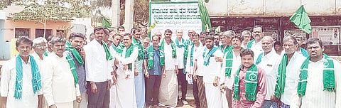 ಹಗರಿಬೊಮ್ಮನಹಳ್ಳಿ ತಾಲೂಕಿನ ಮರಬ್ಬಿಹಾಳ್ ತಾಂಡದಲ್ಲಿ ರಾಜ್ಯ ರೈತ ಸಂಘದ ಗ್ರಾಮ ಘಟಕದ ನಾಮಫಲಕವನ್ನು ಸೋಮವಾರ ಅನಾವರಣಗೊಳಿಸಲಾಯಿತು.