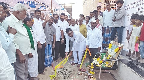 ಹುನಗುಂದ ತಾಲೂಕಿನ ಹಾವರಗಿ ಗ್ರಾಮದ ವಿವಿಧ ಕಾಮಗಾರಿಗಳಿಗೆ ಶುಕ್ರವಾರ ಶಾಸಕ ವಿಜಯಾನಂದ ಕಾಶಪ್ಪನವರ ಚಾಲನೆ ನೀಡಿದರು. ವೈ.ಎಚ್.ಪಾಟೀಲ, ಶರಣಪ್ಪ ಆಲೂರ, ಮಹಾಂತೇಶ ಕಾಶಪ್ಪನವರ, ಸಂಗಯ್ಯ ಶಿವಮೂರ್ತಿ, ಸುಭಾಷ್ ನಾಗರಾಳ ಇದ್ದರು.