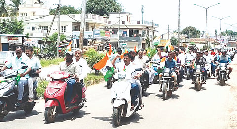 ಪಿರಿಯಾಪಟ್ಟಣದಲ್ಲಿ ತಾಲೂಕು ಬಿಜೆಪಿ ಘಟಕದ ವತಿಯಿಂದ ಬೈಕ್ ಜಾಥಾ ನಡೆಸಲಾಯಿತು. ವಿ.ರಾಜೇಂದ್ರ, ಕುಟ್ಟಿ, ಆರ್.ಟಿ.ಸತೀಶ್, ಪಿ ಜೆ ರವಿ ಇತರರು ಇದ್ದಾರೆ.