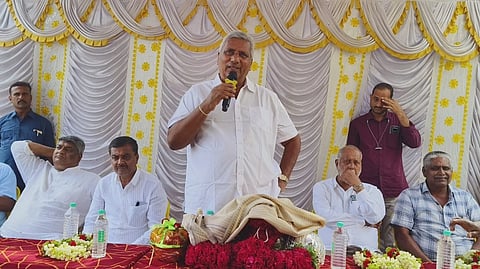 ಪಿರಿಯಾಪಟ್ಟಣ ತಾಲೂಕಿನ ಪಾರೆಕೊಪ್ಪಲು ಗ್ರಾಮದಲ್ಲಿ ಶಾಸಕ ಕೆ.ವೆಂಕಟೇಶ್ ರಸ್ತೆ ಅಭಿವೃದ್ಧಿ ಕಾಮಗಾರಿಗೆ ಭೂಮಿ ಪೂಜೆ ನೆರವೇರಿಸಿ ಮಾತನಾಡಿದರು. ನಿತಿನ್ ವೆಂಕಟೇಶ್, ಬಿ.ಜೆ.ಬಸವರಾಜ್, ರಹಮತ್ ಜಾನ್ ಬಾಬು, ಸಿ.ತಮ್ಮಣ್ಣಯ್ಯ ಇತರರು ಇದ್ದಾರೆ.