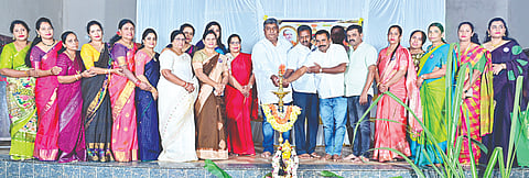 ಪಿರಿಯಾಪಟ್ಟಣದ ಆದಿಚುಂಚನಗಿರಿ ಸಮುದಾಯ ಭವನದಲ್ಲಿ ಚುಂಚಶ್ರೀ ಮಹಿಳಾ ಒಕ್ಕಲಿಗರ ಸಂಘ ಏರ್ಪಡಿಸಿದ್ದ ಸಂಘದ ವಾರ್ಷಿಕೋತ್ಸವ, ಕುವೆಂಪು ಜಯಂತಿ, ಶ್ರೀಬಾಲಗಂಗಾಧರನಾಥ ಸ್ವಾಮೀಜಿಗಳ  13ನೇ ವರ್ಷದ ಸದ್ಭಾವನಾ ದಿವಸ ಕಾರ್ಯಕ್ರಮವನ್ನು ತಾಲೂಕು ಗ್ಯಾರಂಟಿ ಅನುಷ್ಠಾನ ಸಮಿತಿ ಅಧ್ಯಕ್ಷ ನಿತಿನ್ ವೆಂಕಟೇಶ್ ಉದ್ಘಾಟಿಸಿದರು. ಸಂಘದ ಅಧ್ಯಕ್ಷೆ ಉಷಾ, ಗೌರವಧ್ಯಕ್ಷೆ ಜ್ಯೋತಿ, ಖಜಾಂಚಿ ಲೀಲಾ, ಡಾ.ಶೋಭಾ ಇತರರು ಇದ್ದರು.