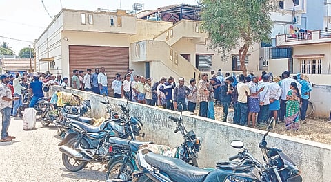 ನಂಜನಗೂಡು ನಗರದ ಗ್ಯಾಸ್ ಏಜೆನ್ಸಿ ಎದುರು ಸೋಮವಾರ ಅಡುಗೆ ಅನಿಲ ಸಿಲಿಂಡರ್ ಬುಕ್ಕಿಂಗ್ ಮಾಡಲು ಗ್ರಾಹಕರು ಸಾಲಿನಲ್ಲಿ ನಿಂತಿದ್ದರು.
