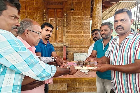 ನಾಪೋಕ್ಲು ಶ್ರೀಪೊನ್ನು ಮುತ್ತಪ್ಪ ದೇವಾಲಯದ ಅಧಿಕಾರವನ್ನು ನೂತನ ಆಡಳಿತ ಮಂಡಳಿಗೆ ಹಳೆಯ ಆಡಳಿತ ಮಂಡಳಿ ಸದಸ್ಯರು ಹಸ್ತಾಂತರಿಸಿದರು.