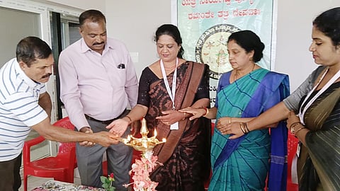 ಚೇರಂಬಾಣೆ ಗೌಡ ಮಹಿಳಾ ಒಕ್ಕೂಟದ ವತಿಯಿಂದ ಶನಿವಾರ ಹಮ್ಮಿಕೊಂಡಿದ್ದ ಬಾಲಕಾರ್ಮಿಕ ಪದ್ಧತಿ ವಿರೋಧಿ ದಿನಾಚರಣೆಯನ್ನು ಕಾರುಗುಂದ ಗೌಡ ಸಮಾಜದ ಉಪಾಧ್ಯಕ್ಷ ಕೇಕಡ ದಿನೇಶ್ ಉದ್ಘಾಟಿಸಿದರು. ಅಂಬೆಕಲ್ಲು ಪ್ರಿಯಾ ನವೀನ್, ಕೊಡಪಾಲು ಗಣಪತಿ, ಕಡ್ಲೇರ ತುಳಸಿ ಮೋಹನ್ ಇತರರು ಇದ್ದರು. 